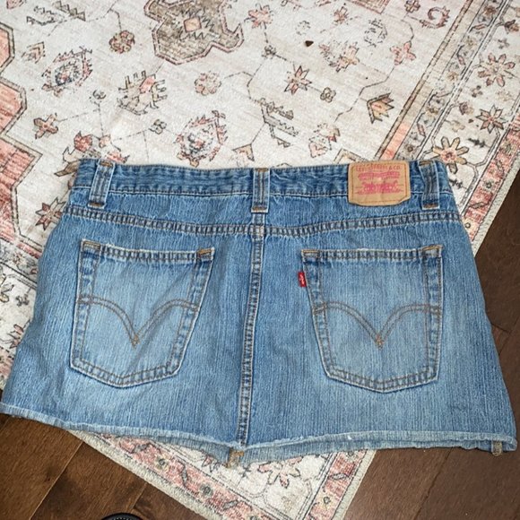 Levi’s Low Waisted Denim Skirt - Picture 5 of 6